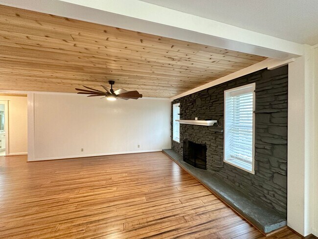 Foto del edificio - 1.75 Acres!  Lawncare Included.  Viewable ...
