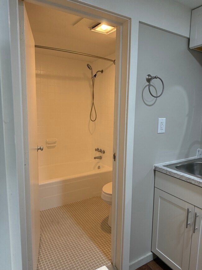 Building Photo - 130 Fairway Ave