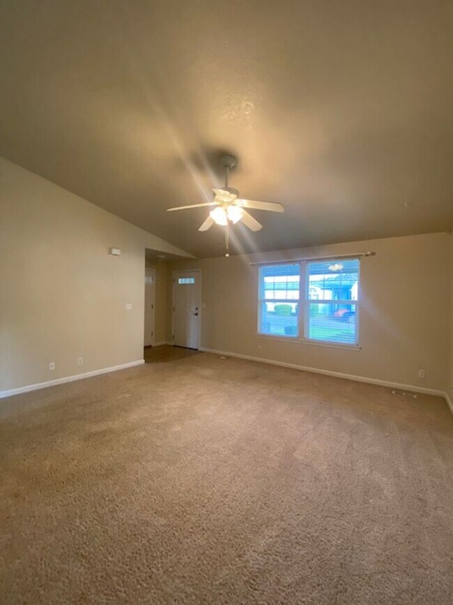 Foto del edificio - 3 Bedroom on Dead End Street!!