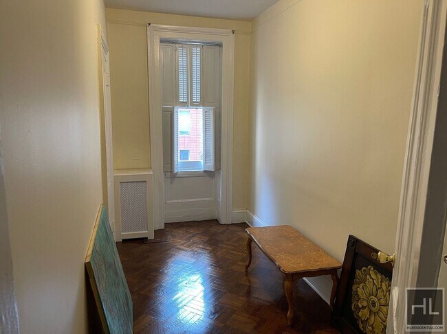 Foto del edificio - BRIGHT 1BR WITH H.O. IN MIDTOWN EAST TOWNH...