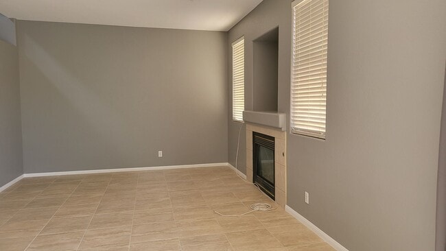 Building Photo - Silverado Ranch Area!