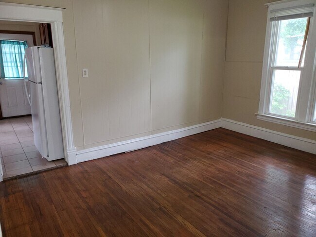 Building Photo - 3 bedroom 1 bath house