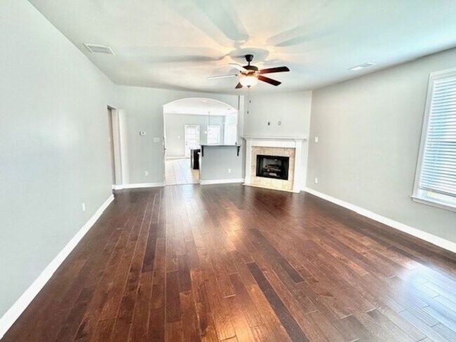 Foto del edificio - Open House Wednesday, May 2, 2025 1 PM to PM