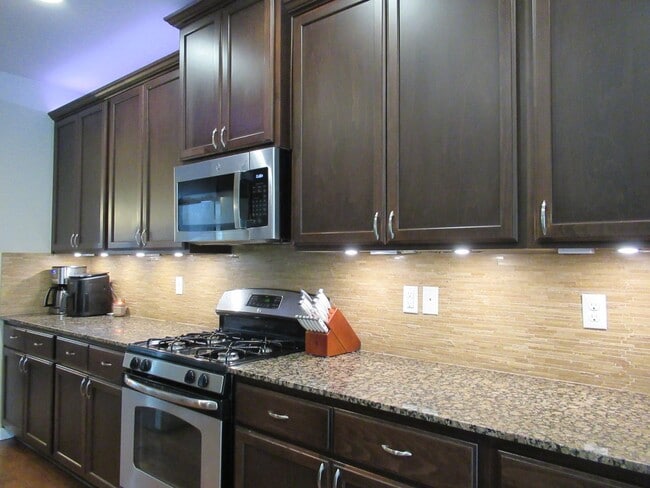 Building Photo - 5 bedroom, 1.5 bath home in Tehaleh