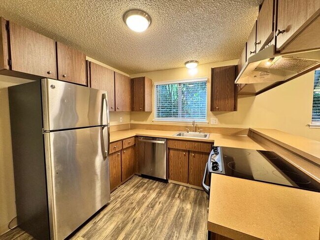 Foto del edificio - AVAILABLE NOW! Spacious 2 Bed, 1.5 Bathroo...
