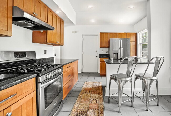 Foto del edificio - 4034 N Downer Ave