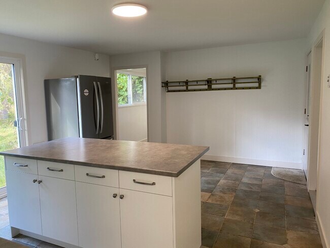 Photo du bâtiment - 1754 Alberni Hwy