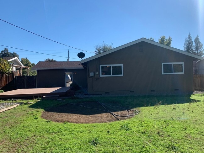 Foto del edificio - 3 bedroom 2 bath home with HUGE yard in Or...