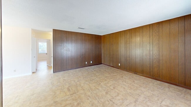 Building Photo - 402 Skyline Ave
