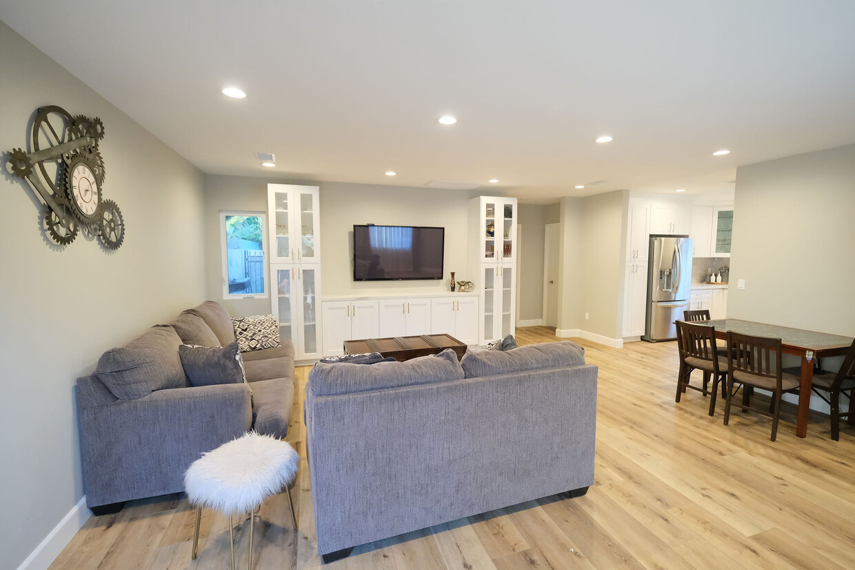 Foto principal - 15848 Osborne St