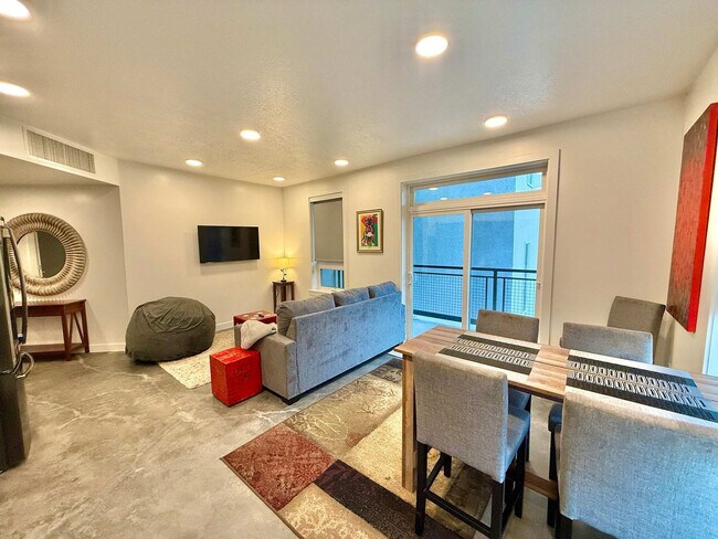 Building Photo - 385 S 400 E