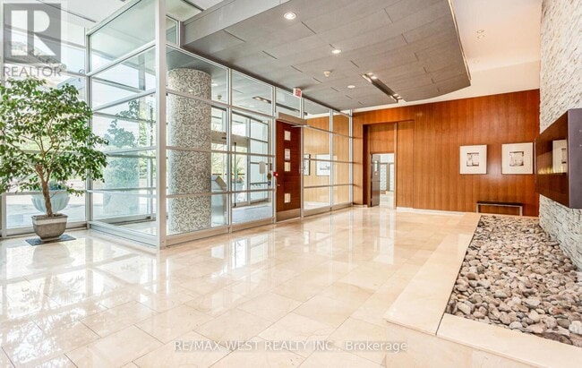 Photo du bâtiment - 220-2220 Burnhamthorpe Rd W