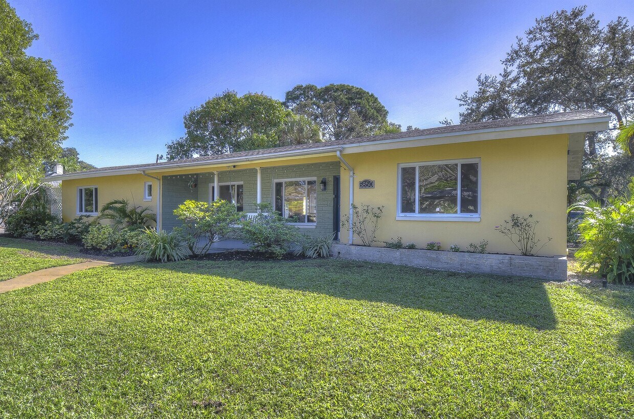 Foto principal - 5850 24th Ave S