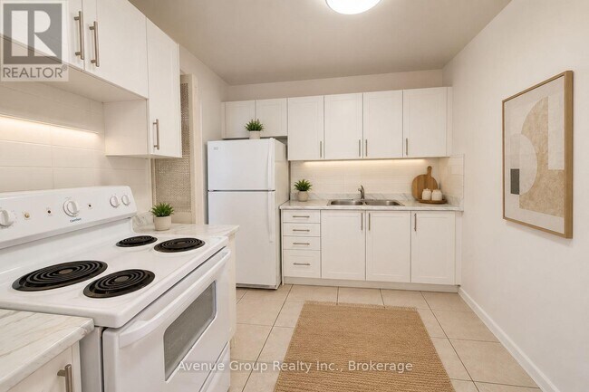 Photo du bâtiment - 120 Shelborne Ave