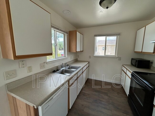 Building Photo - 564 Garfield Dr