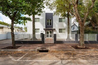 Building Photo - 852 SW 13th Ct