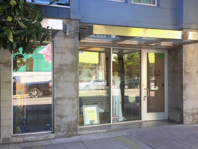 Retail Entrance - 515-525 Gough St