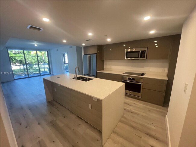 Foto del edificio - 13800 Highland Dr