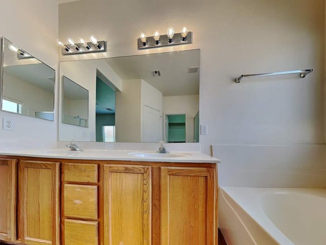 Building Photo - 2102 E La Costa Dr