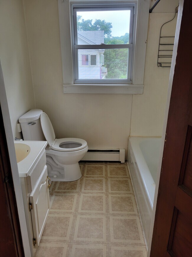 Baño - 83 Elkins St