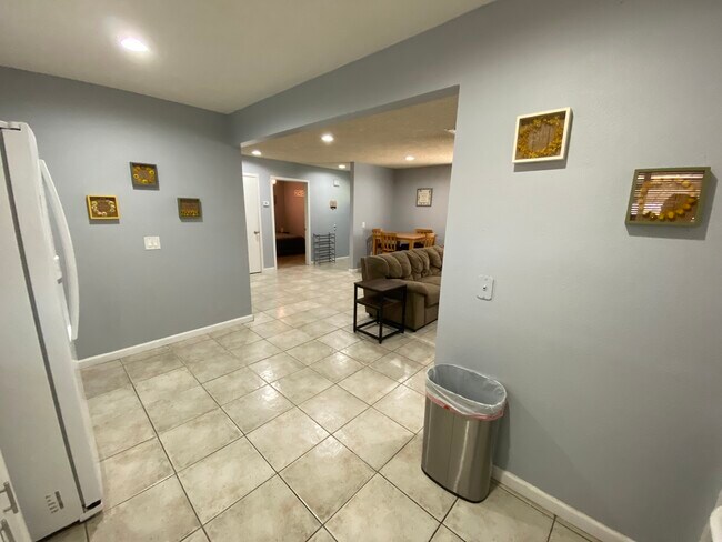 Foto del edificio - 235 W Robertson Rd