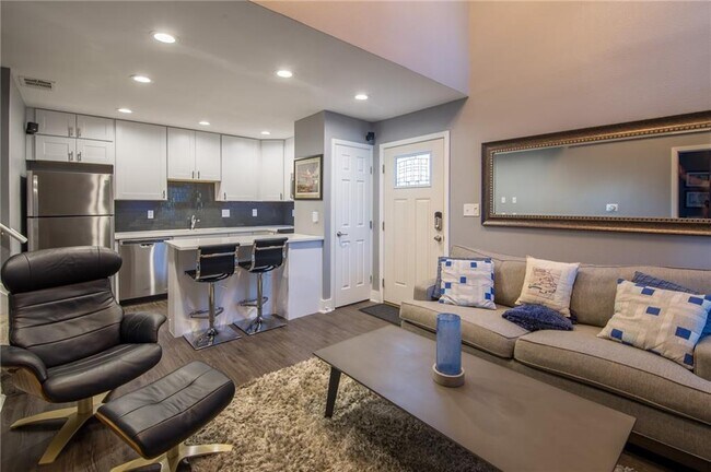 Building Photo - 935 La Posada Dr