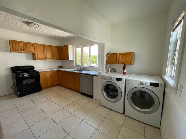 Building Photo - 151 Fellsway W
