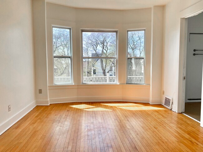 Bonus room - 2444 N Hubbard St