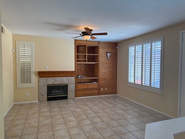 Foto del edificio - Beautiful Home with Pool near Tropicana and Buffalo