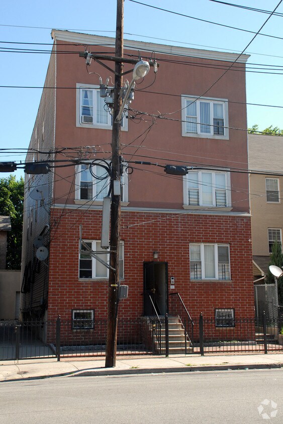 Primary Photo - 642 18th Ave
