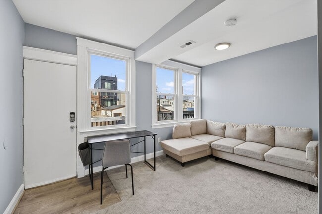 Building Photo - Gorgeous 4br/2ba in Brookland!