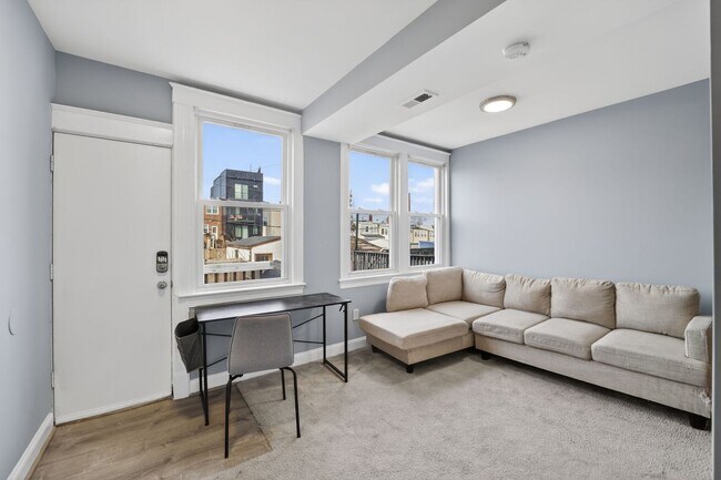 Foto del edificio - Gorgeous 4br/2ba in Brookland with Parking!