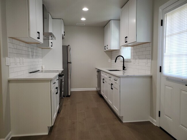 Building Photo - 4 Bedrooms, 2 Baths located in Villa Heigh...