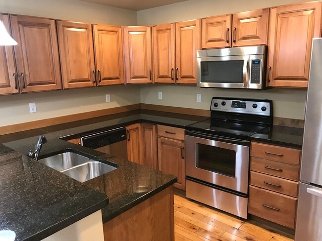 Building Photo - Centrally located 3 bed 2.5 bath condo for...