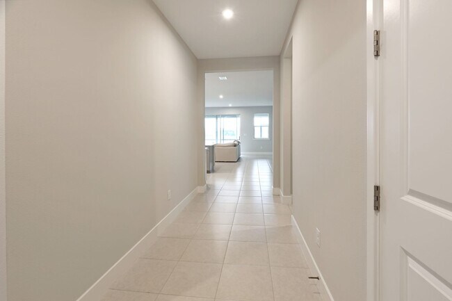 Building Photo - 4 Bed 3 Bath Gem In The Sunstone Community In Wellen Park!!!
