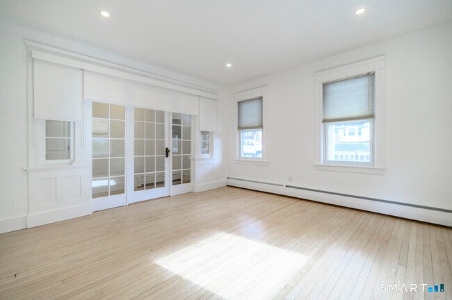 Foto del edificio - 231 Flax Hill Rd
