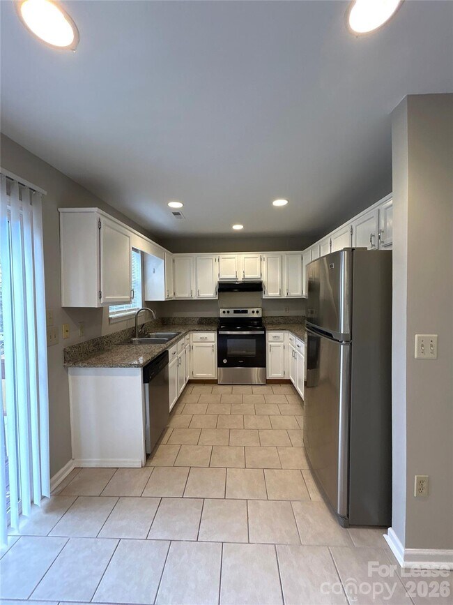 Foto del edificio - 3805 Rosedown Dr