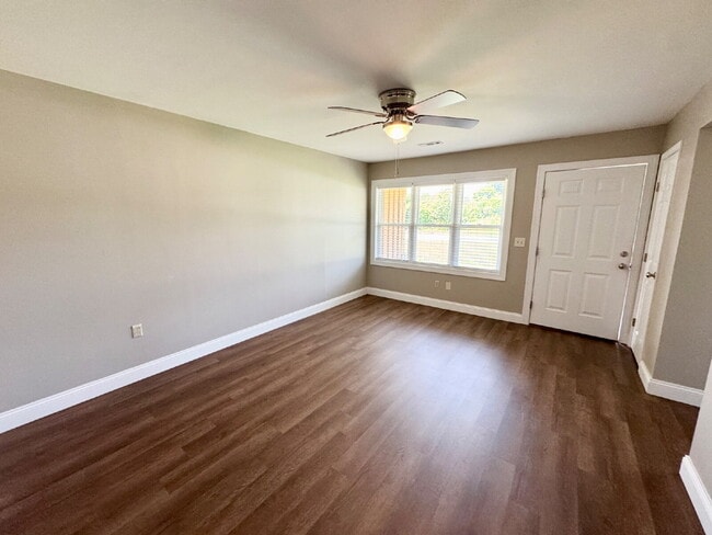 Building Photo - Remodeled Townhome Minutes from Downtown S...