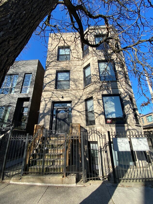 Primary Photo - 2341 W Dickens Ave