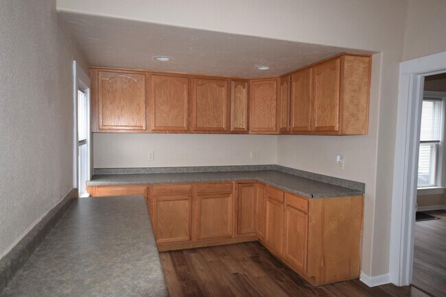 Building Photo - 624 Waugoo Ave