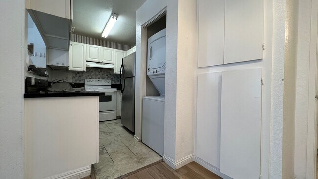 Building Photo - 3974 Bushnell Dr