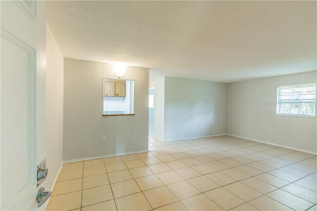 Building Photo - 2210 Thonotosassa Rd