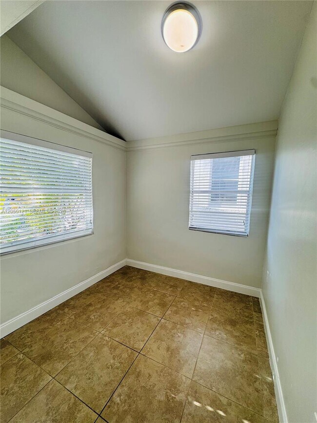 Foto del edificio - 2816 Pine Tree Dr