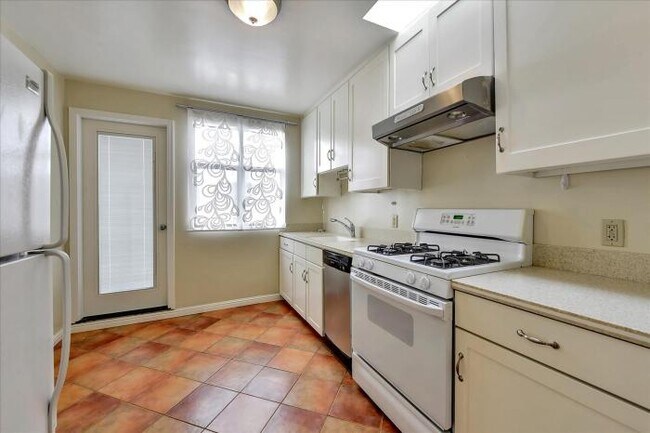 Building Photo - bedroom in San Francisco CA 94115