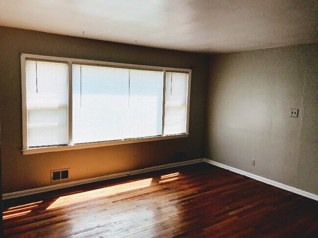 Foto del edificio - 8114-16 W Hampton Ave