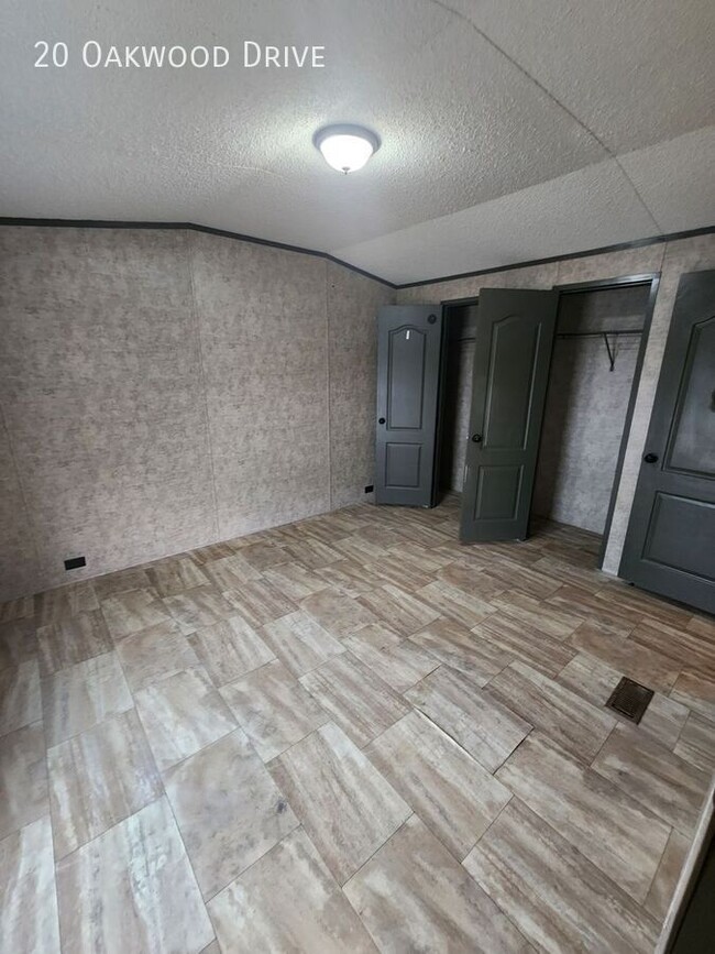 Building Photo - 20 Oakwood Dr