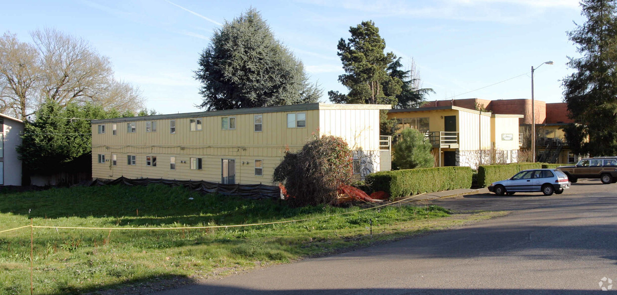 Primary Photo - Lake Garden Apartments