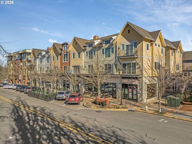 Main Street Living with Granite Kitchen, Gas Fireplace, and MAX Line Access - Main Street Living with Granite Kitchen, Gas Fireplace, and MAX Line Access House