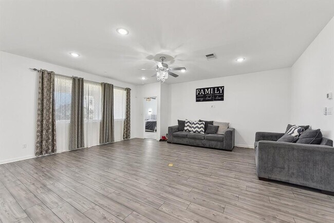 Foto del edificio - 200 Long Canyon Ln