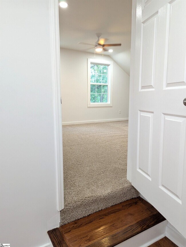 Building Photo - 2115 Oakhurst Cir